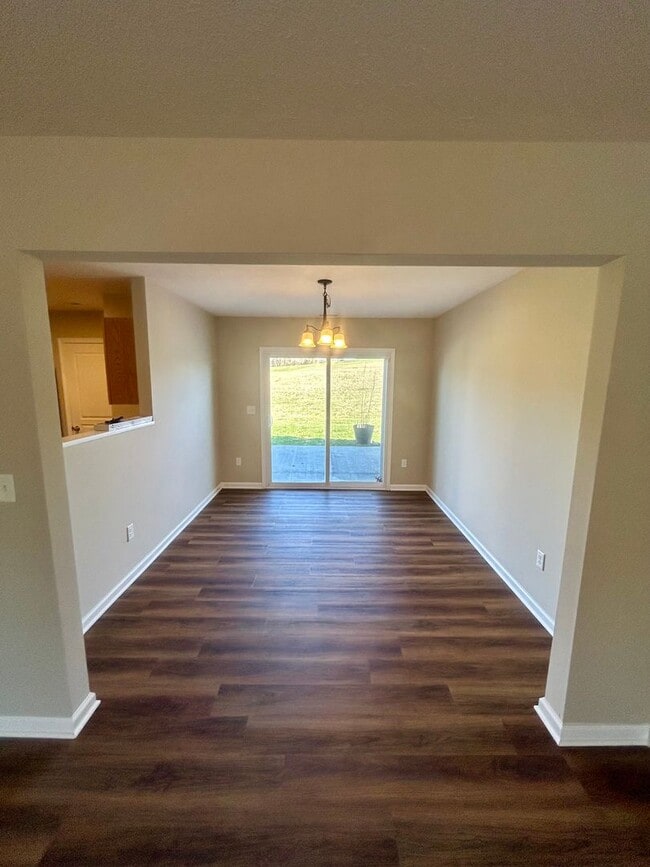 Building Photo - Town House For Rent