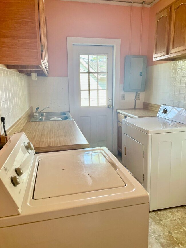 Building Photo - Spacious 3 Bed/2 Bath Home Minutes from Do...