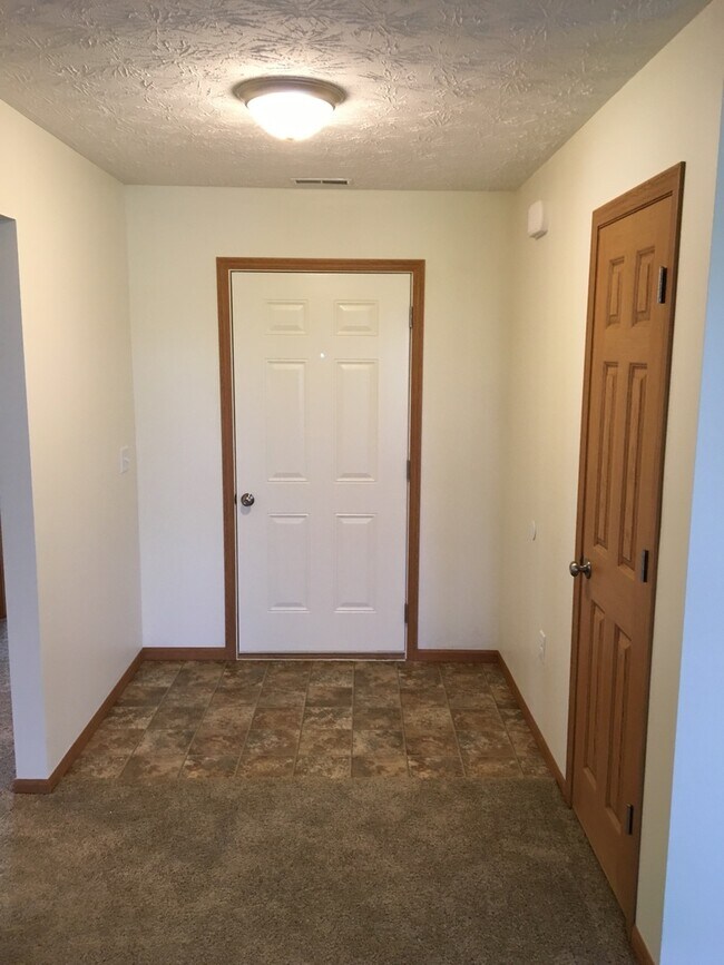 Building Photo - Laurel Creek Apts, 2225/2227 Shamrock Ln