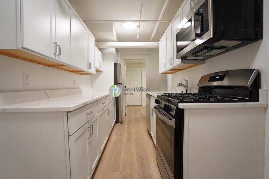 Building Photo - 6 Camelot Ct