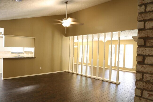 Building Photo - 2215 Silver Falls Dr