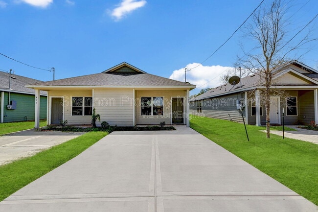 Building Photo - 409 E Avenue G