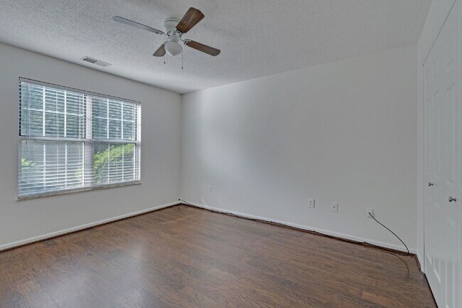 Building Photo - Welcome to Parkview Condos! This beautiful...