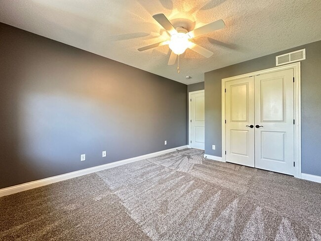 Building Photo - Astonishing 5 bedroom 3.5 Bath Home