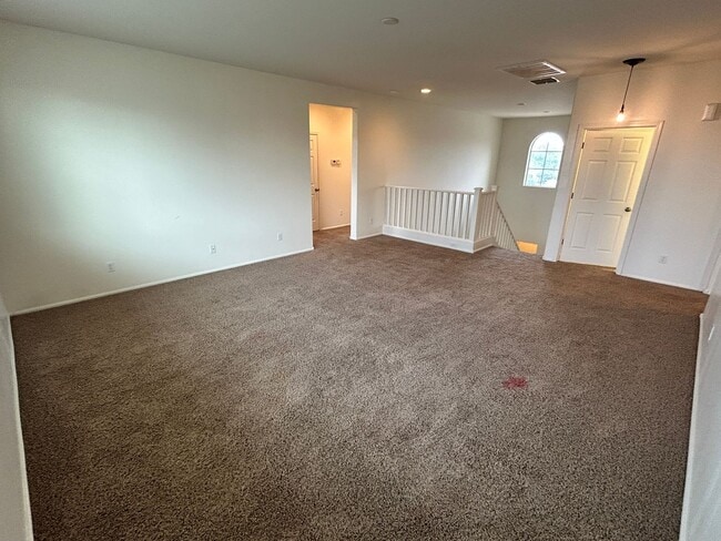 Building Photo - Spacious 4 Bedroom, 3 Bath Two-Story Glend...