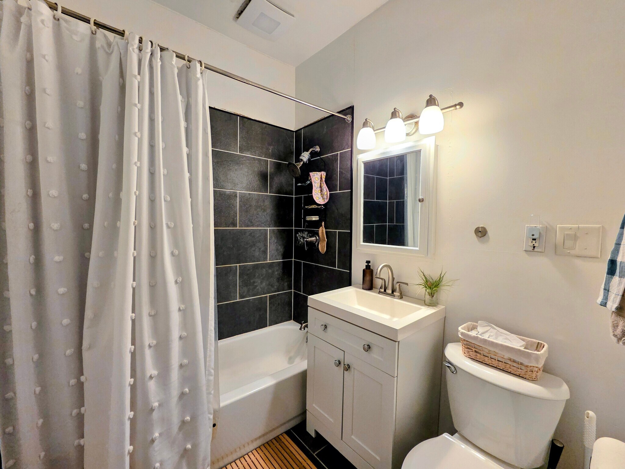 Building Photo - 3022 N Frederick Ave