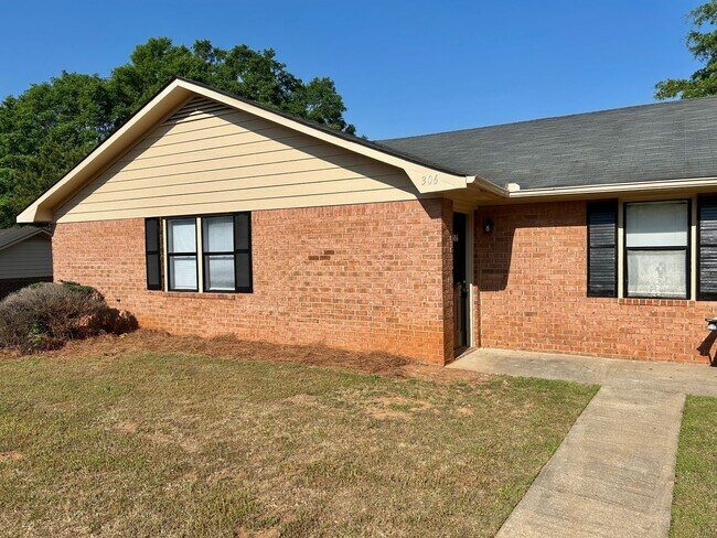 Building Photo - 304/306 Fawn Ct