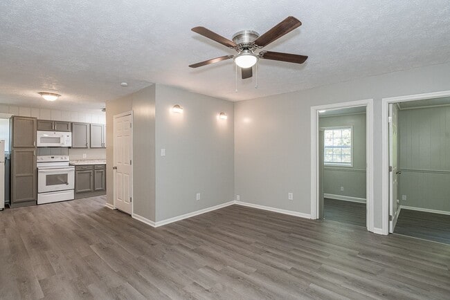 Building Photo - Beautifully FULLY RENOVATED 2 Bdr 1 bath i...