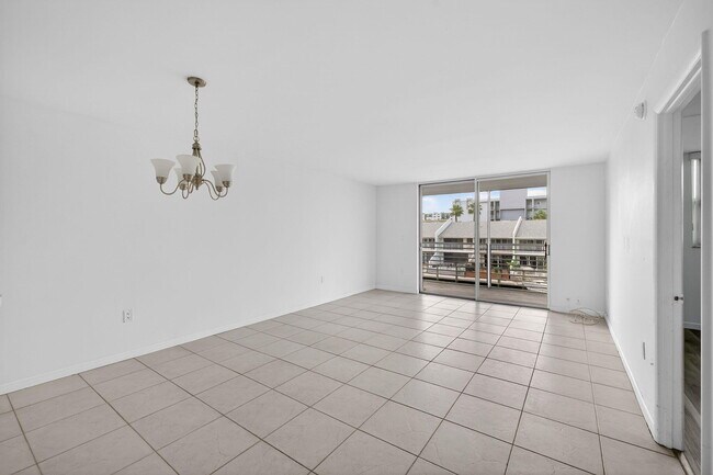 Building Photo - 3550 NE 169th St