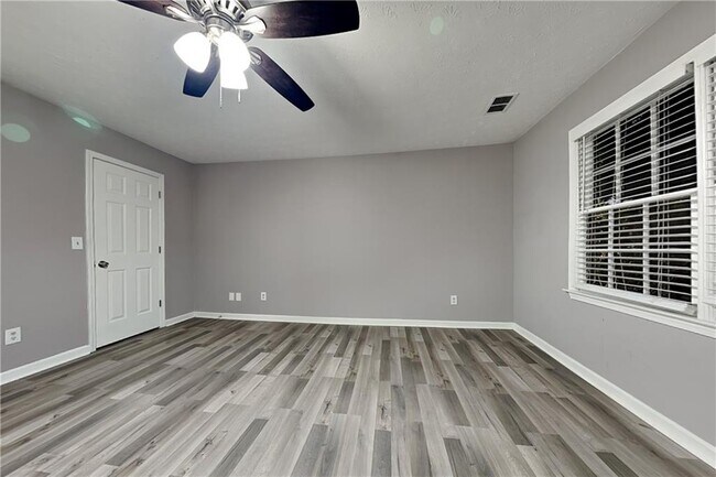 Building Photo - 2150 Lakeway Dr