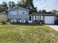 Building Photo - Three bedroom 1.5 bath single family home ...