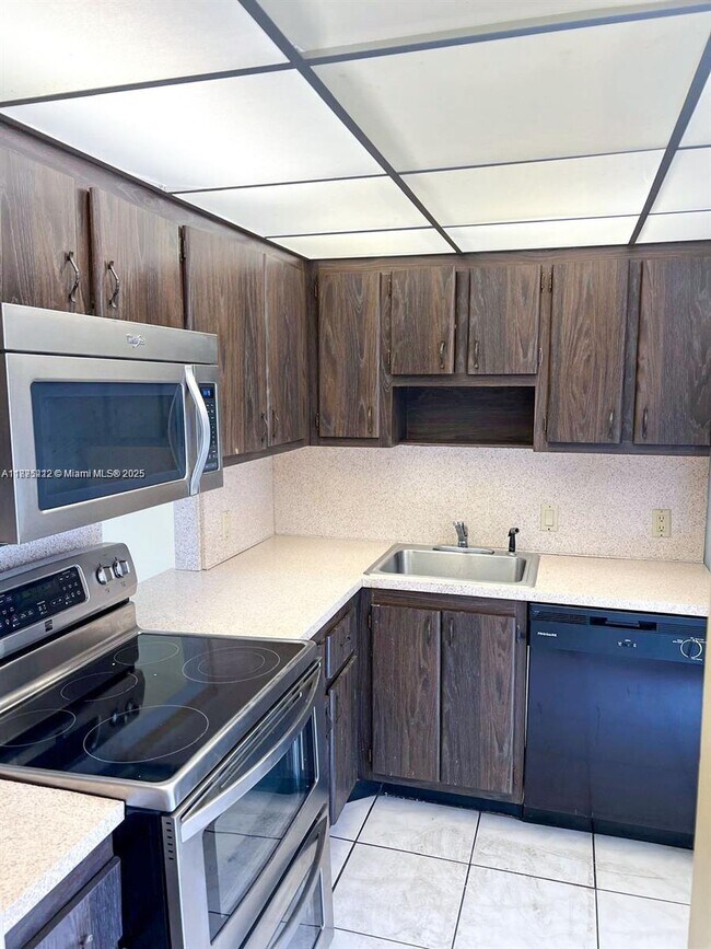 Building Photo - 20400 W Country Club Dr