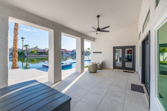 Building Photo - 1710 E Queen Palm Dr