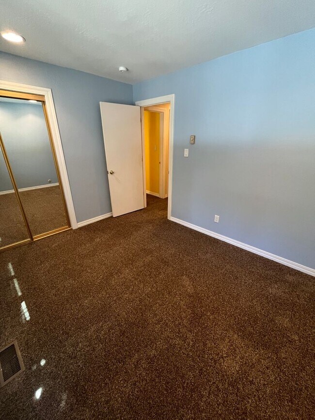 Building Photo - Available Now! 4 bedroom, 2.5 bath unit