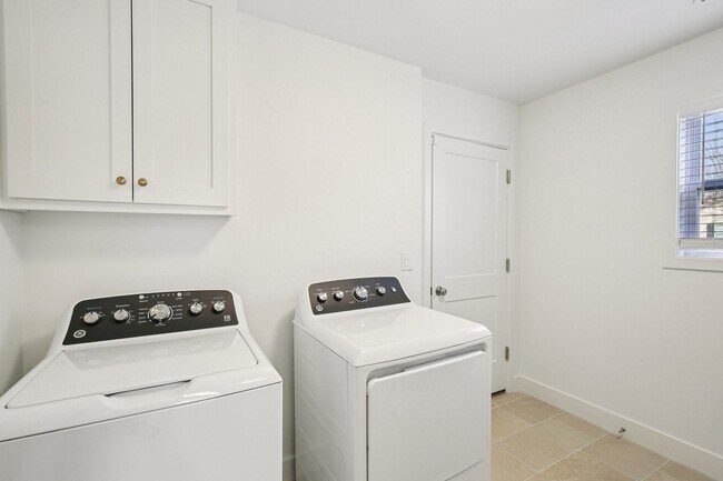 Building Photo - Main St Townhomes