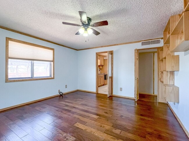 Building Photo - Spacious 3 bedroom 2 bath with Solar Panels