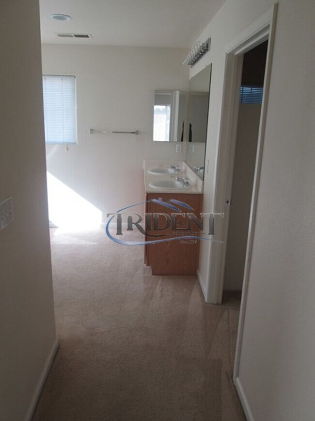 Building Photo - 3bedroom 2 .5 bath near schools and parks