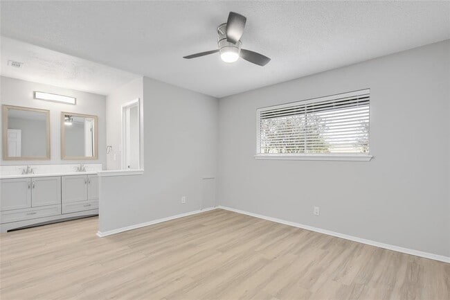 Building Photo - 5803 Lewood Dr