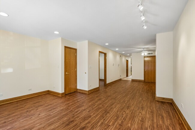 Building Photo - 1354 W George St