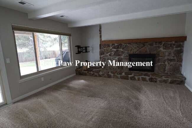 Building Photo - Lovely 4 Bedroom Home Golden!!