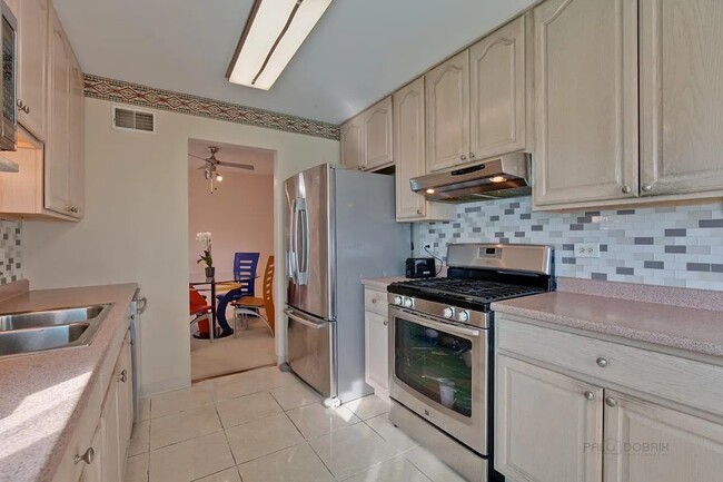 Building Photo - 867 E Carriage Ln