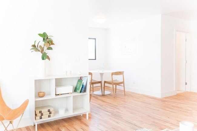 Building Photo - 252 S Ave 18