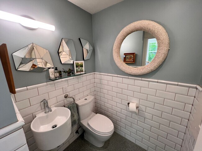 Building Photo - Gorgeous, Executive Living in Beautiful Ma...