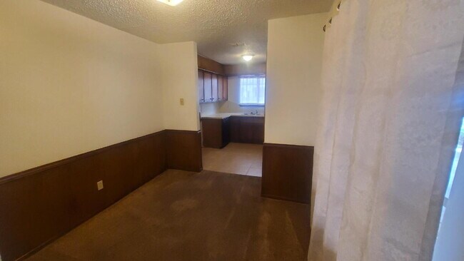 Building Photo - Centrally Located/ Convenient to Major Tho...