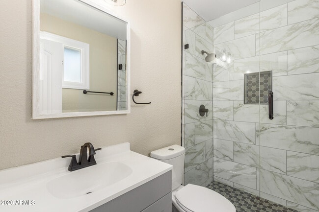 Building Photo - 1102 E Alameda Dr