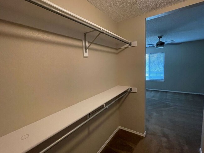 Building Photo - 1 Bedroom Condo in gated Hunting Meadows