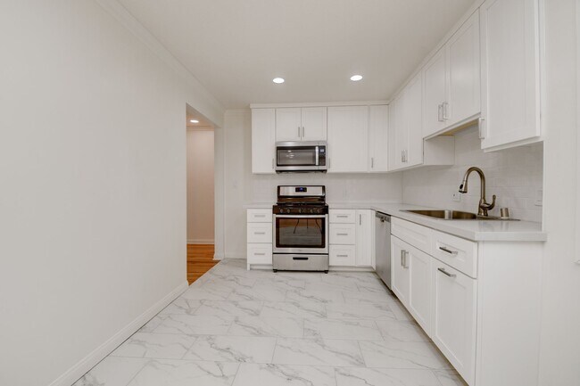 Building Photo - 3 Bedroom House in the Heart of Pacific Be...