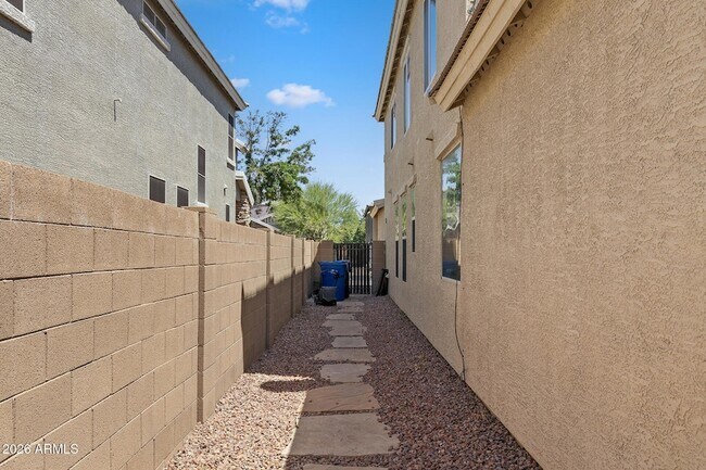Building Photo - 14779 W Bloomfield Rd