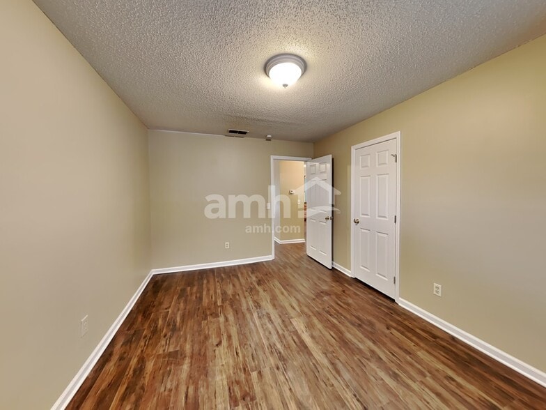 Building Photo - 2027 Waterford Dr