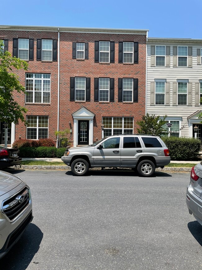 Building Photo - 127 Summer Ln
