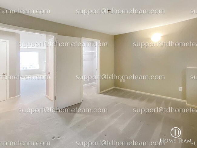 Building Photo - Luxurious 1-Bedroom Condo with Scenic Views and Modern Amenities in Bellevue, WA!