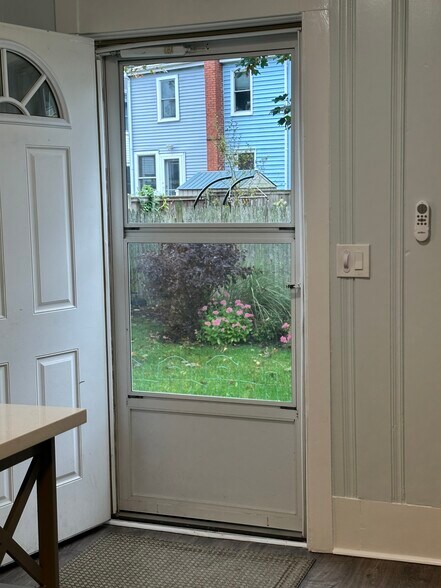 Primary Photo - 37 Basset St