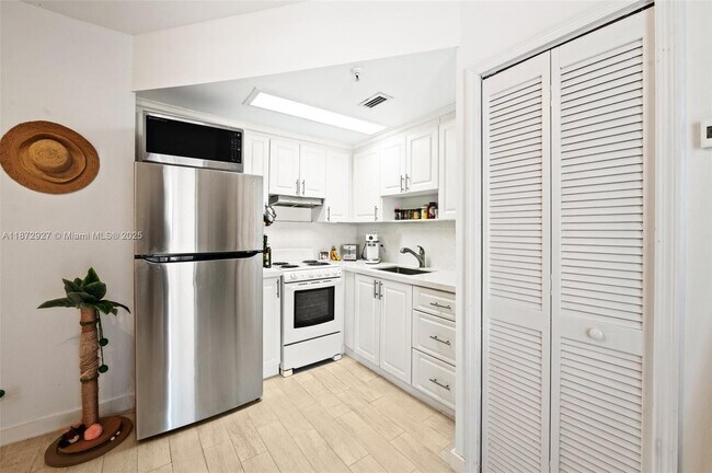 Building Photo - 3051 SW 27th Ave