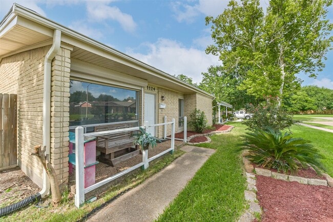 Building Photo - 1124 Helen Dr