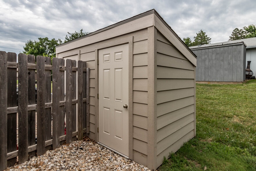 Building Photo - 811 Dondee Dr
