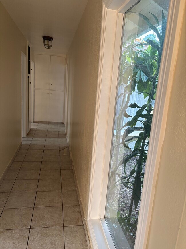 Building Photo - 928 E Vista del Playa Ave