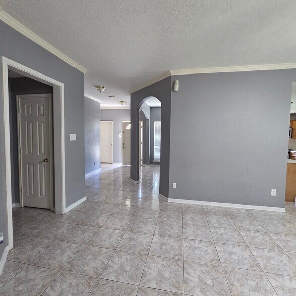 Building Photo - 9907 Golden Glen Dr