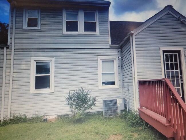 Building Photo - Unfurnished 4 bedroom, 2 full bath single ...