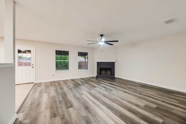 Building Photo - "Charming 3-Bedroom with 2 Bathrooms in Wy...
