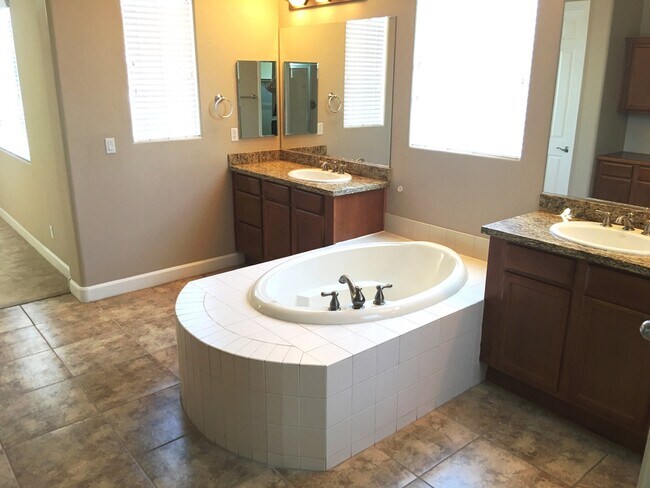 Building Photo - Chandler 5 Bed, 3 Bath + Bonus Room Office/Den