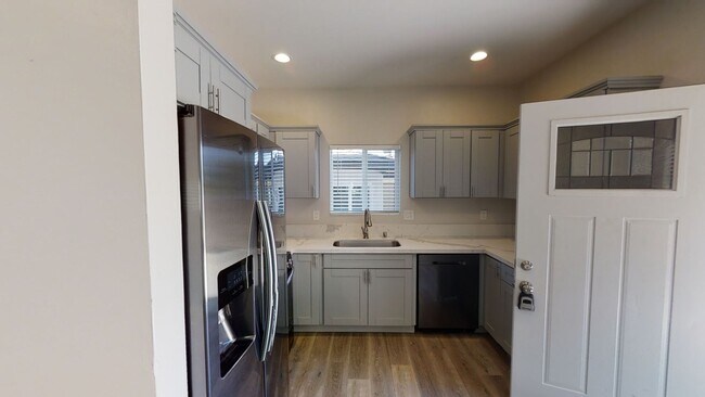 Building Photo - 4BD/2BA on Tipton!