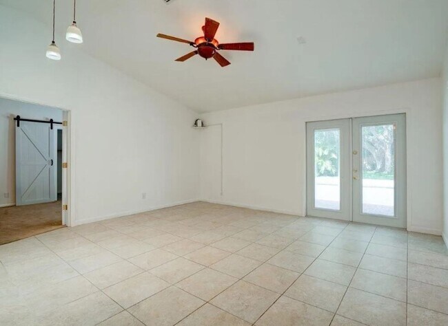 Building Photo - 3/2 POOL home in Harbor Estates Stuart--No HOA & Lots of Parking!