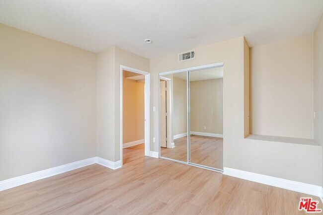 Building Photo - 11063 Cumpston St