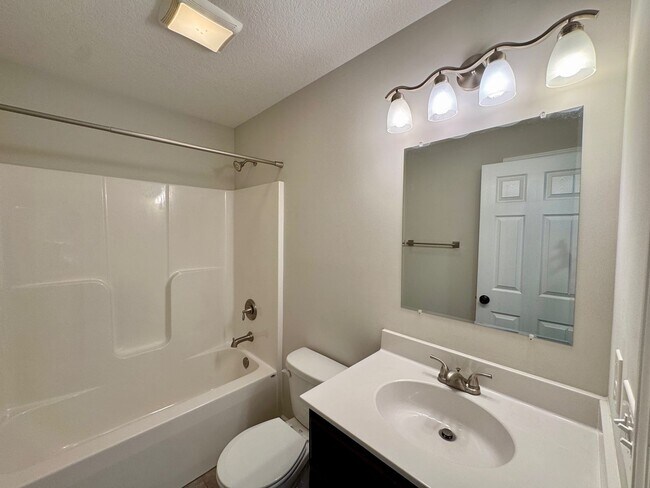 Building Photo - Oakley - Modern Three Bedroom