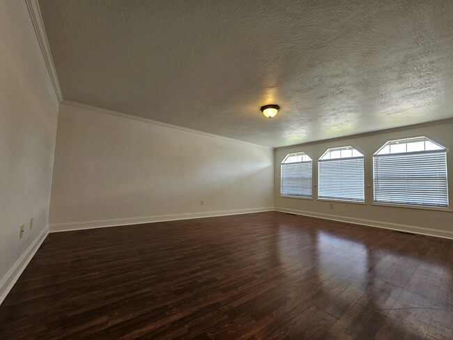 Primary Photo - 1823 Valley View Dr