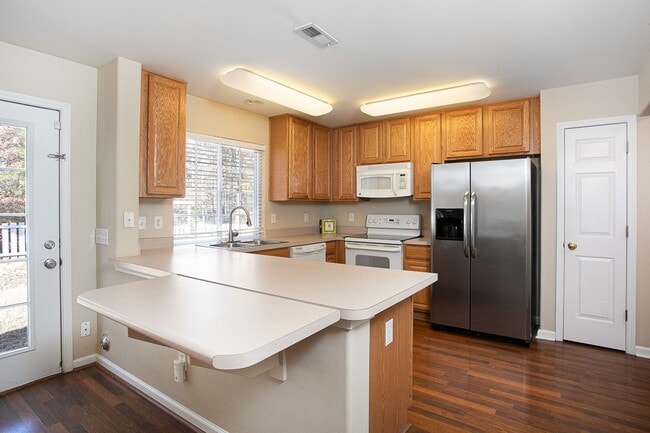 Building Photo - 3 bedroom home with large, fenced backyard convenient to RTP!